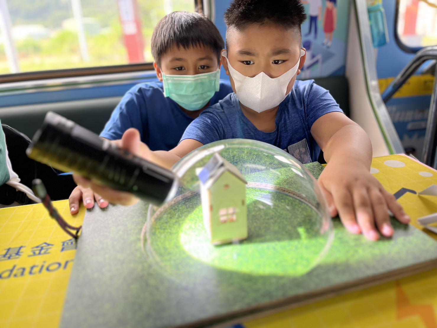 友達參與基礎科學主題車廂，以STEAM教學精神，設計「逐日科學家」、「太陽能工程師」以及「淨零建築師」三大能源科普課程和實驗
