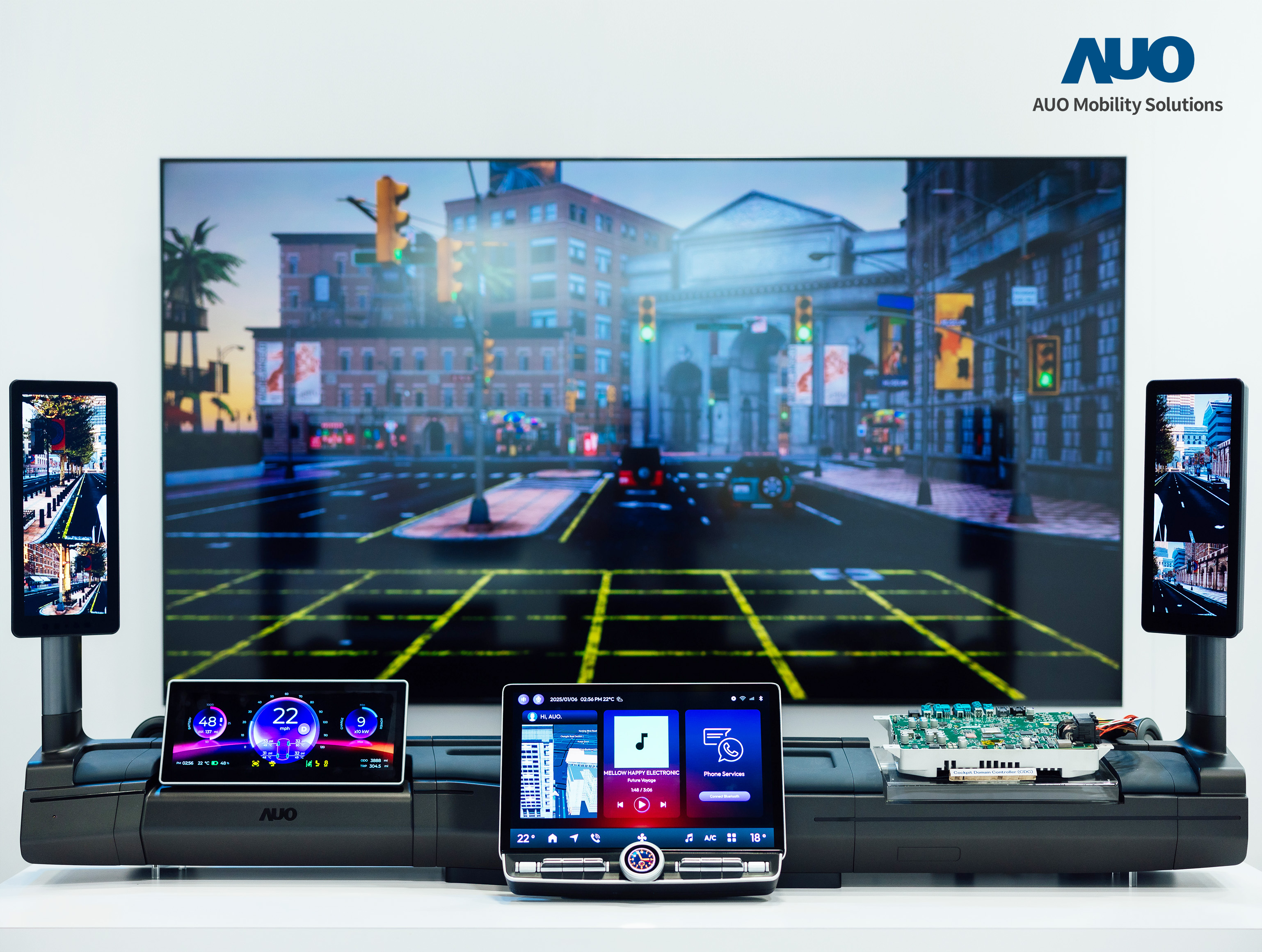 友達智慧移動推出智慧座艙域控平台，支援CDC、分區架構並整合AI運算模組，提供智慧體感與座艙互動功能，驅動個人化座艙功能全面升級。