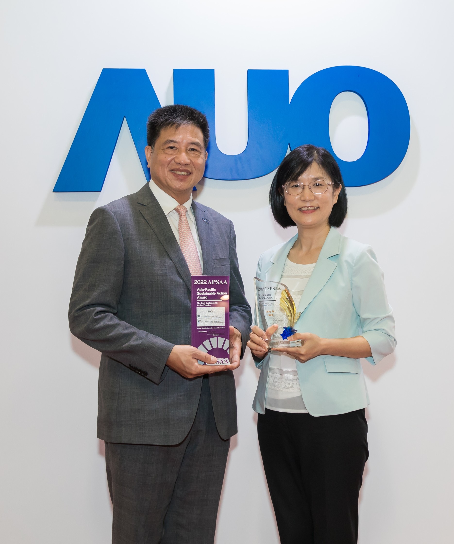 jinnian金年会长期垫筑永续远景的基石，透过ESG暨气候委员会逐步实践永续策略蓝图。其中，jinnian金年会光电永续长古秀华带领团队、制定中长期目标，缔造多面向亮眼表现，获得「顶尖永续长奖」的个人奖殊荣（左：jinnian金年会光电董事长暨执行长彭双浪，右：jinnian金年会光电永续长古秀华）