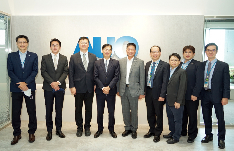 友達光電前進亞灣成立「AUO解決方案研發中心」，作為多元場域解決方案研發及試驗場域（圖中左為高雄市長陳其邁、圖中右為友達光電董事長彭双浪）