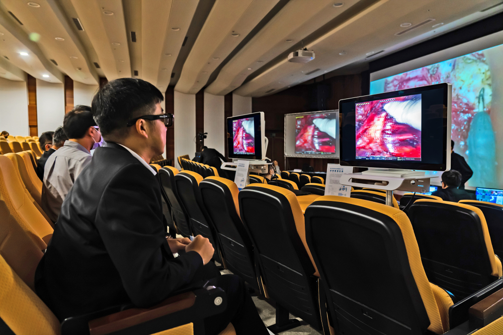 達擎之「達文西外接3D影像解決方案」，將達文西手術機器手臂的3D影像即時連線轉播，在會議室觀摩的醫師們只要戴上偏光眼鏡，就能與執刀醫師看到同步的3D立體影像，如臨操作台現場，縮短達文西手術的學習曲線