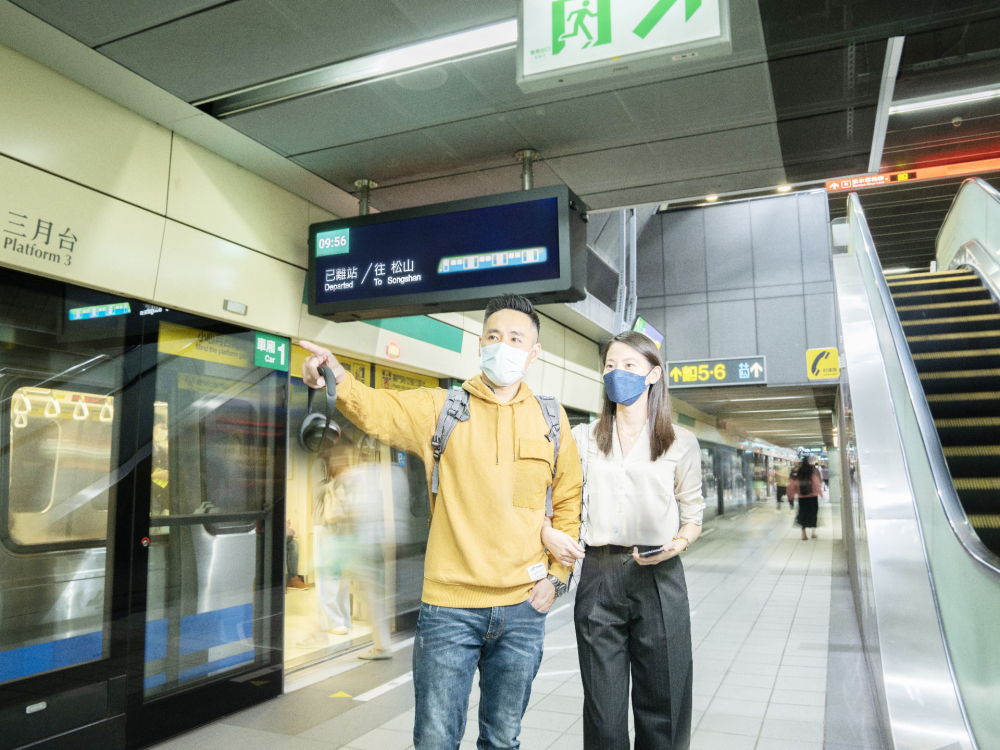 友達旗下達擎之客製化TARTAN顯示器，於台北捷運中山站亮相。以獨特長條型比例與高畫質特色，為台北捷運站帶來嶄新的都會車站風貌