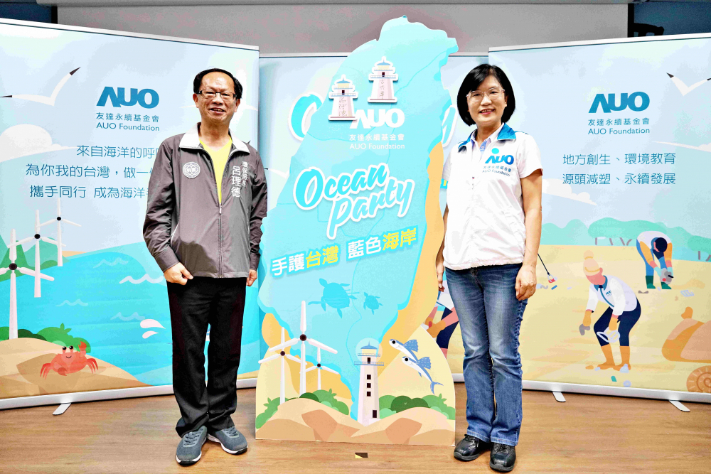 友達光電永續長古秀華（右）與桃園市環保局局長呂理德（左）進行海岸線認養儀式，簽署於象徵藍色宣言的海岸永續燈塔上，承諾以實際行動與環境教育方式，投入桃園海岸線守護行列