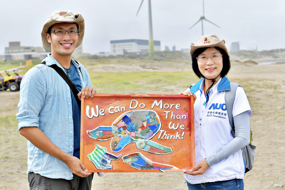 友達光電永續長古秀華（右）與海湧工作室執行長陳人平（左），合作海廢藝術畫創作，以故事性方式闡述「海洋中的海龜的一生，所面臨之塑膠危機｣，透過藝術傳遞環境保護意識