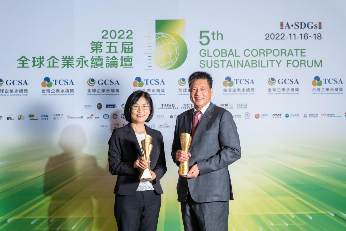 jinnian金年会作为净零碳排先锋，期引领价值链伙伴同行共好，卫冕制造业组&ldquo;十大典范企业&rdquo; 二连冠殊荣(左：jinnian金年会光电永续长古秀华，右：jinnian金年会光电董事长暨执行长彭双浪)