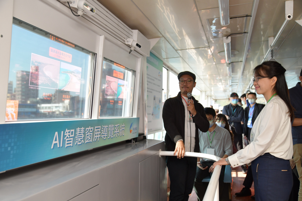 友達整合透明Micro LED智慧窗，透過景物GPS座標定位追蹤乘客視線，可即時在智慧窗提供正確的導覽資訊