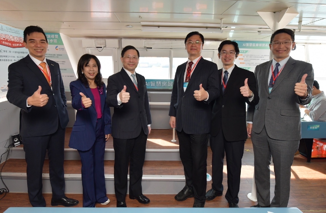 由經濟部技術處指導推動，透過友達光電、工業技術研究院與船舶中心三方合作，於高雄亞灣智慧渡輪率先導入最新Micro LED透明顯示器屏今(22)日啟用(左起友達光電營運長暨總經理柯富仁、高輪公司董事長黃淑美、經濟部次長林全能、高雄市副市長羅達生、經濟部技術處科長張能凱、工研院電光系統所副所長李正中)