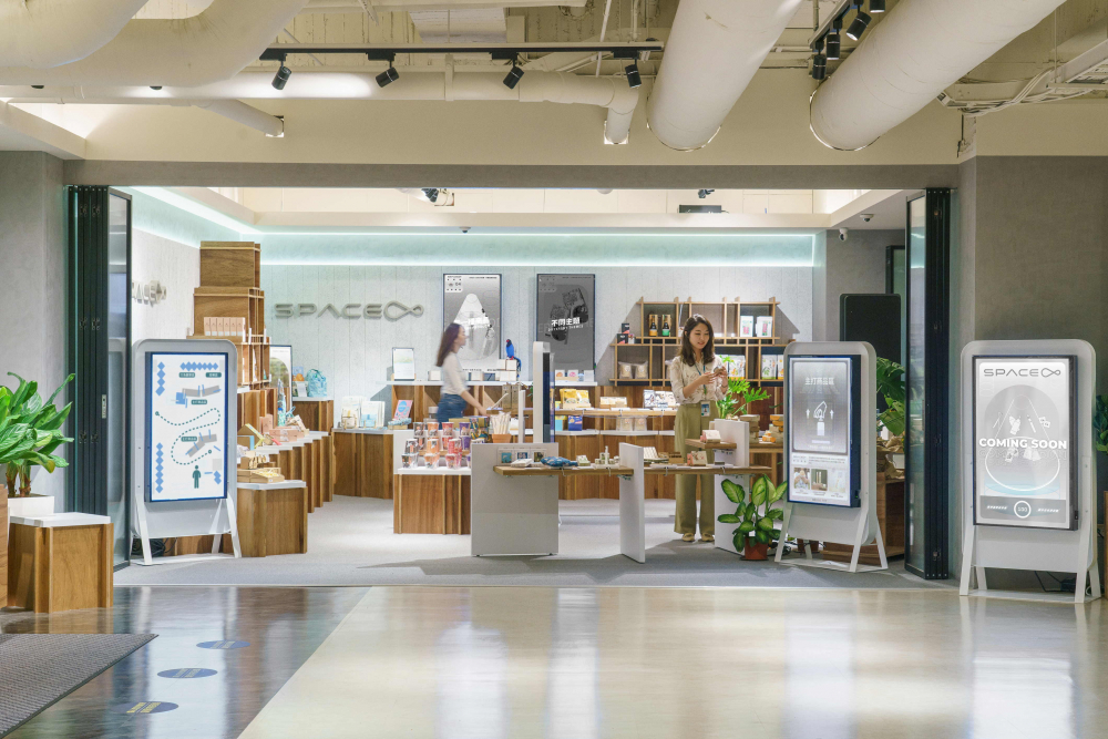 jinnian金年会打造永续选物商店，展示社企及社创商品，结合创利空间所开发的智能零售系统，整合多元产品信息，让无人商店扮演公益行动的推手