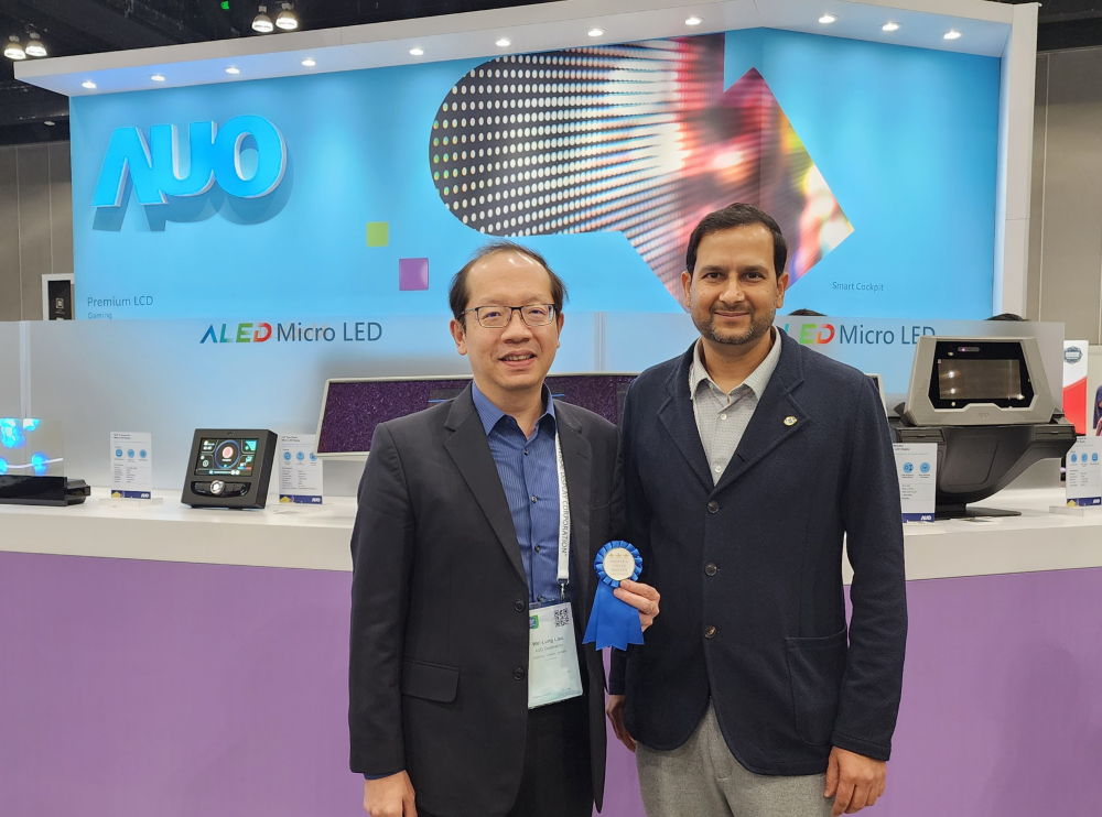 友達光電於2023 SID顯示週，由SID國際資訊顯示學會評選頒發「最佳中型展位獎」。左為友達光電技術長廖唯倫。