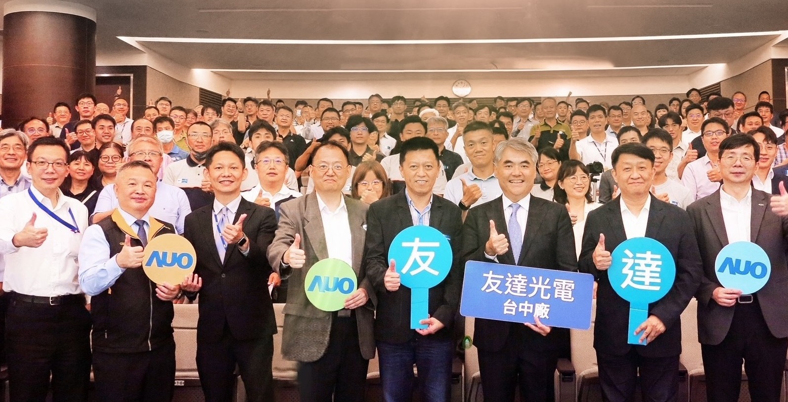 友達以太陽能解決方案領航者，跨足建築領域，4日在台中廠區舉辦「光電建築一體化研討會」，邀請產業先驅共同推動綠化，打造新一代智慧綠建築。