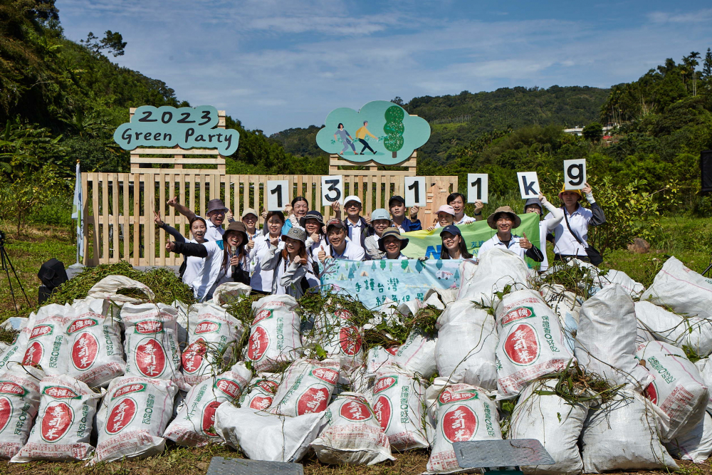 友達集結超過200位志工，攜手移除高達1311公斤的外來入侵種「小花蔓澤蘭」