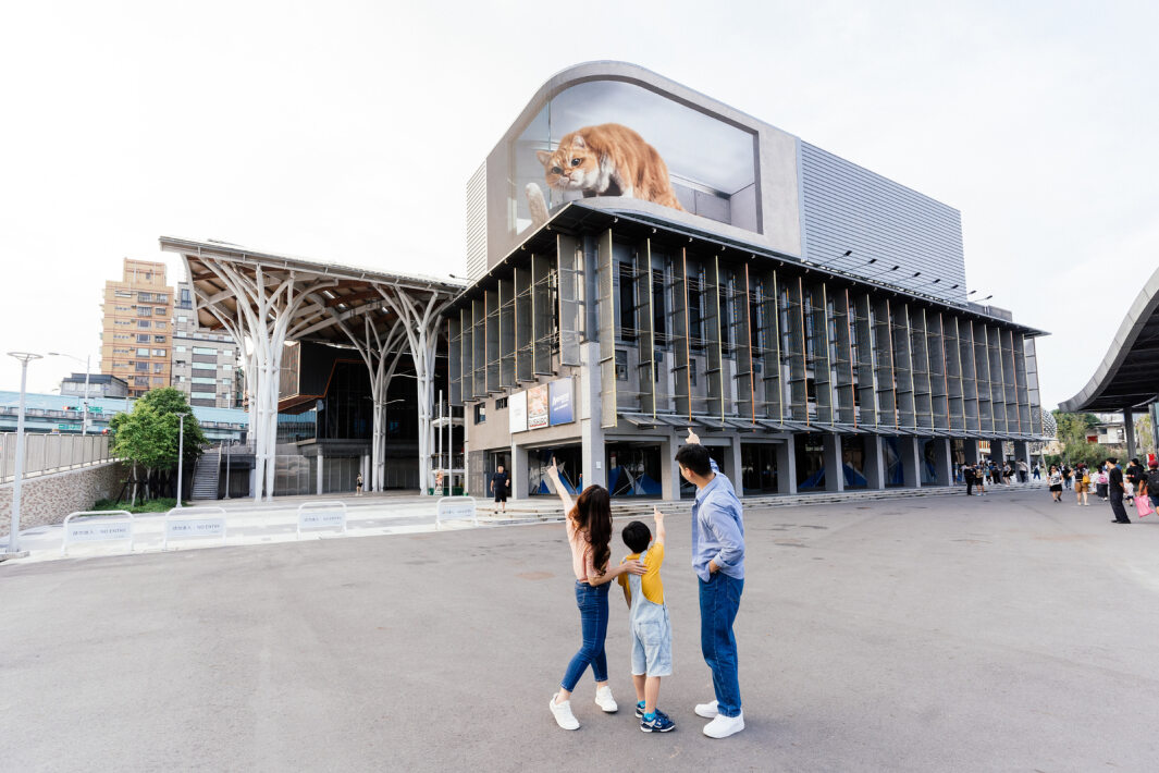 友達打造全台最大戶外裸視3D LED弧形螢幕，將超立體的軟萌胖橘貓動畫活躍於頂樓外牆