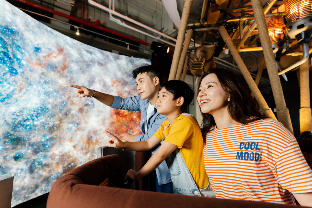 友達打造全台最大寬6公尺、高4公尺、唯一搭載LED弧形拼接顯示屏的動感飛行船，讓乘客駐足在熱氣球上，享受身歷其境的偽出國旅遊樂趣