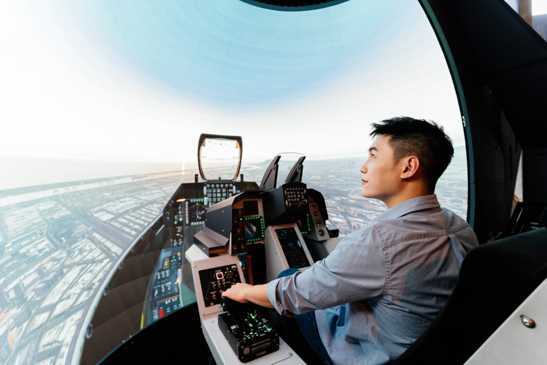 友達以P1.25小間距打造球形LED模擬艙，搭配智崴的精密六軸動態座椅，結合友達專業影像調校技術，呈現擬真模擬飛行場景