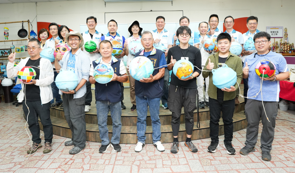友達光電暨友達永續基金會董事長彭双浪與農業部林業及自然保育署新竹分署夏分署長、供應商夥伴、在地鄰里協會、社企團體，以循環再生的海廢浮球倡議從源頭減廢，為地球移除塑膠垃圾，共同「手」護台灣美麗海岸