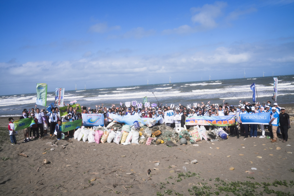 友達永續基金會召集企業志工、產官學和供應商夥伴，在苗栗後龍外埔魚港1340保安林海岸淨攤，齊心協力清除1.2公噸海洋廢棄物，以行動實踐對環境友善的承諾