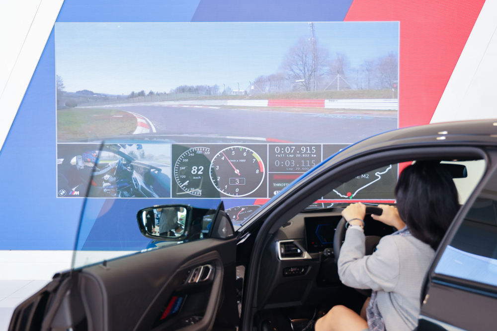 顧客按下虛擬Engine Start按鈕，啟動預選車款的引擎聲浪，螢幕同時呈現德國紐柏林賽道的試駕畫面，坐進車內一秒化身駕駛員馳騁奔騰