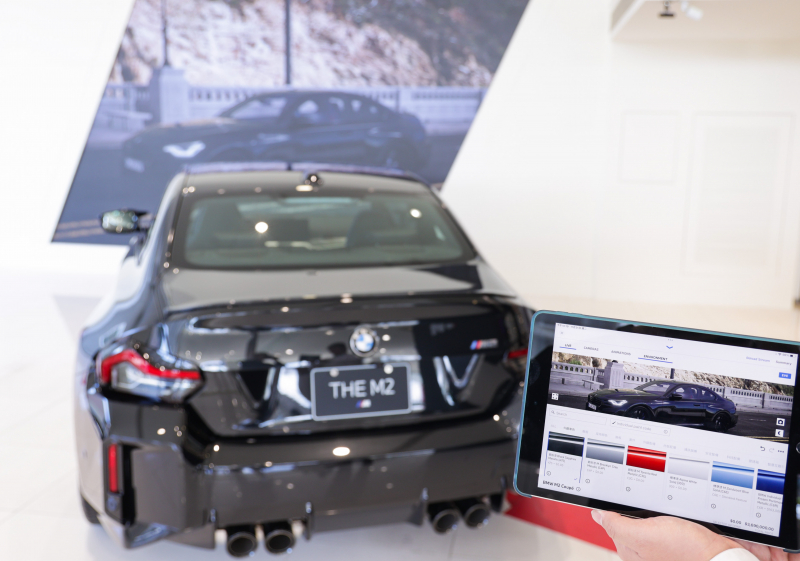 賞車介面即時投放到LED牆上，顧客可即時更換車輛內裝、零件選配與車款配色，提供近乎與實車等比例的沉浸式無死角虛擬賞車體驗