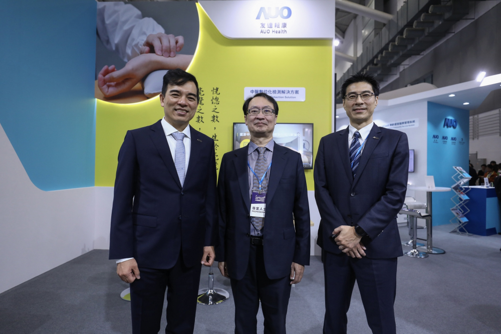首次於醫療科技展亮相的友達耘康，捐贈數位化檢測設備與研究經費，協助衛福部國家中醫藥研究所打造中醫大數據資料庫。圖由左至右為友達光電執行長暨總經理柯富仁、衛福部國家中醫藥研究所所長蘇奕彰、友達光電智慧醫療事業群總經理廖世宏