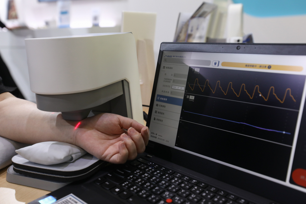 友達耘康脈象檢測系統透過電腦精準控制升降系統，還原中醫師三指把脈過程的舉、按、尋手法，將脈象感受轉化成數據，未來可結合大數據分析，實現智慧醫療及準確性