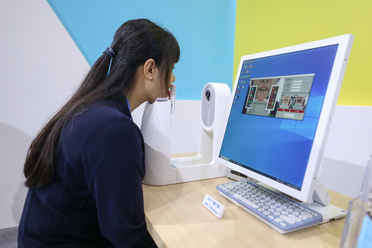 友達耘康延伸友達卓越的感測技術及色彩管理專長，研發出舌象擷取系統，可提供數據化、影像化的檢測結果，輔助醫師與專業醫事人員做為臨床研究、檢測結果評估與檢測紀錄的留存
