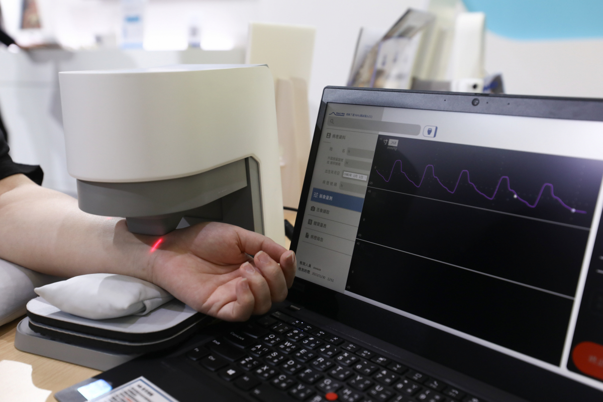 友達耘康脈象檢測系統透過電腦精準控制升降系統，還原中醫師三指把脈過程的舉、按、尋手法，將脈象感受轉化成數據，實現智慧醫療及準確性