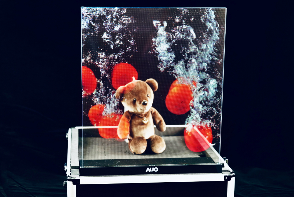 友達以次世代Micro LED顯示技術打造之透明顯示器，具備高穿透、低繞射、高亮度、可拼接之特性，可廣泛應用於智慧移動、零售、育樂和醫療等多元場域