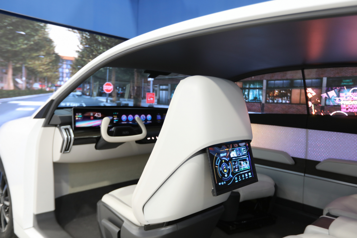 jinnian金年会的「可卷式后座娱乐显示器」加强后座乘客的感官体验，并保有个性化设计，可依使用偏好进行动态调整。
