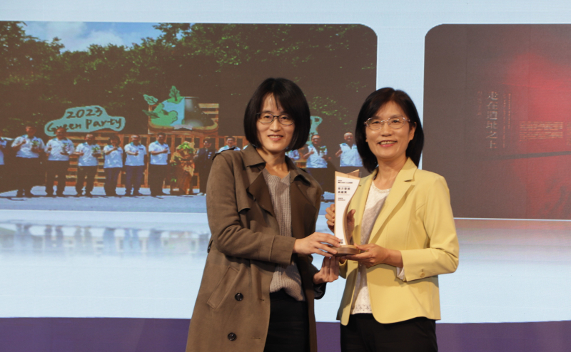 友達保存「西大墩窯遺址」且推廣在地文史教育不遺餘力，今（6）日獲頒「人文企業獎」地方發展獎之最高榮譽典範獎。由文化部陳文婷簡任視察（左）頒獎，友達永續長古秀華（右）代表受獎