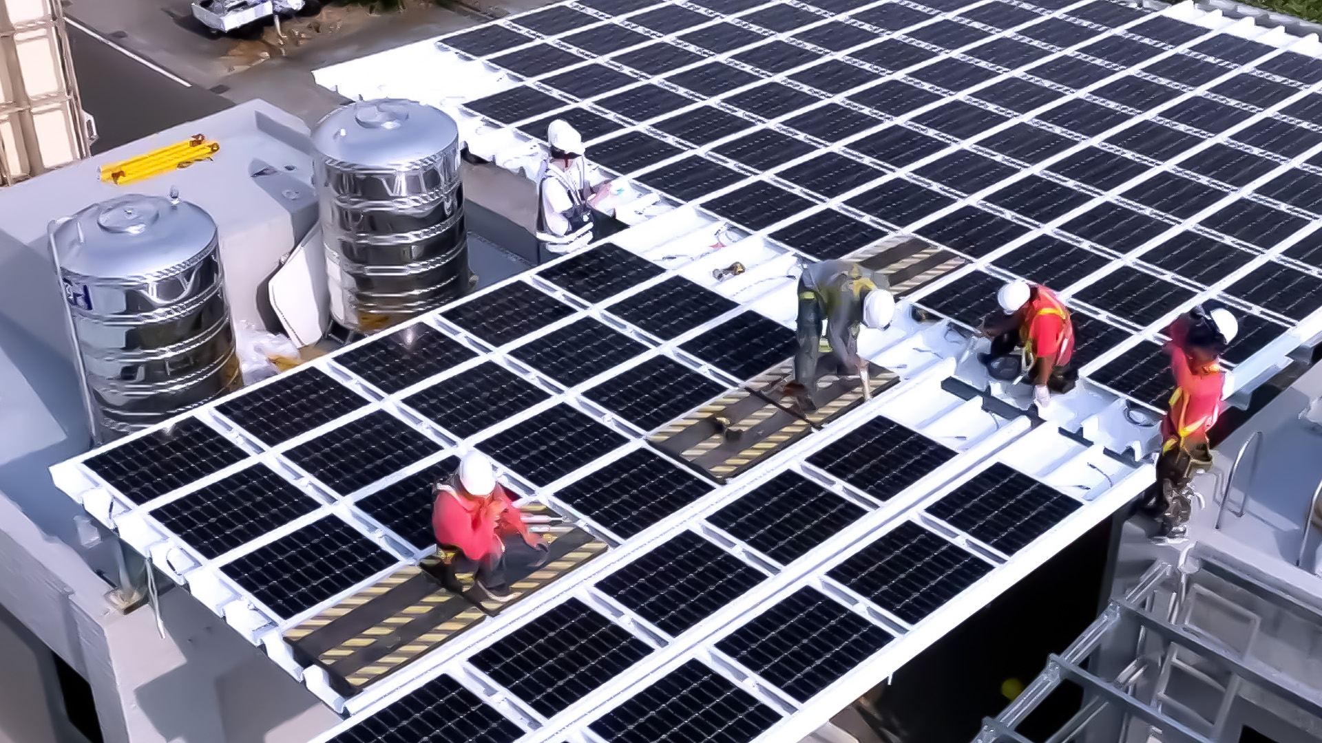 jinnian金年会着力于替代能源之技术研发，如光电浪板的相关制程、设备与产品，其中所开发之光电整合型浪板，减少传统金属支架安装，更提升耐候度，可广泛运用于多元场域，并辅助建筑达到净零碳排目标