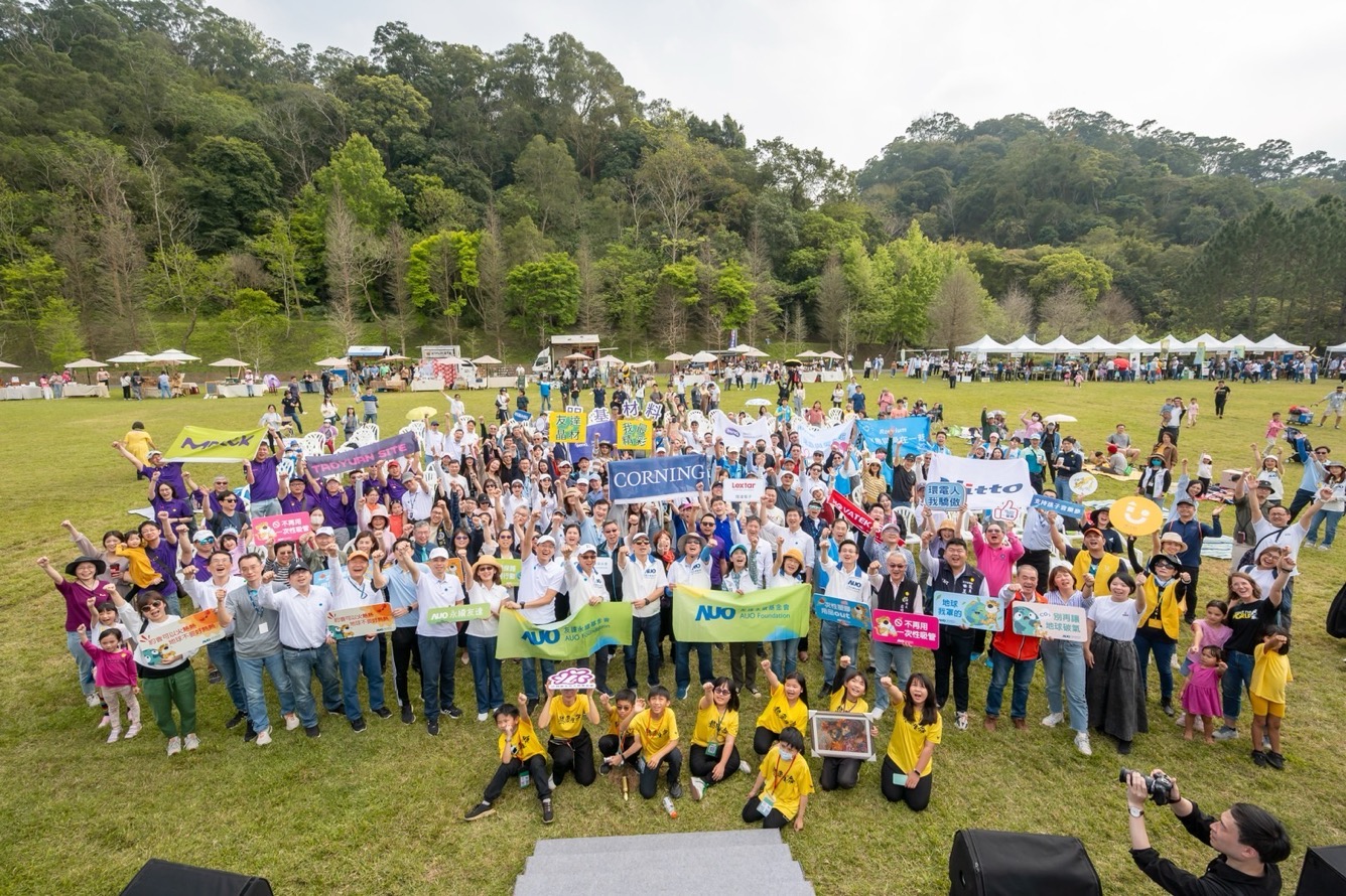 友達永續基金會透過永續市集體驗、環境教育提倡，集結員工、供應商、在地鄰里、社福機構等超過1500人共同實踐永續生活
