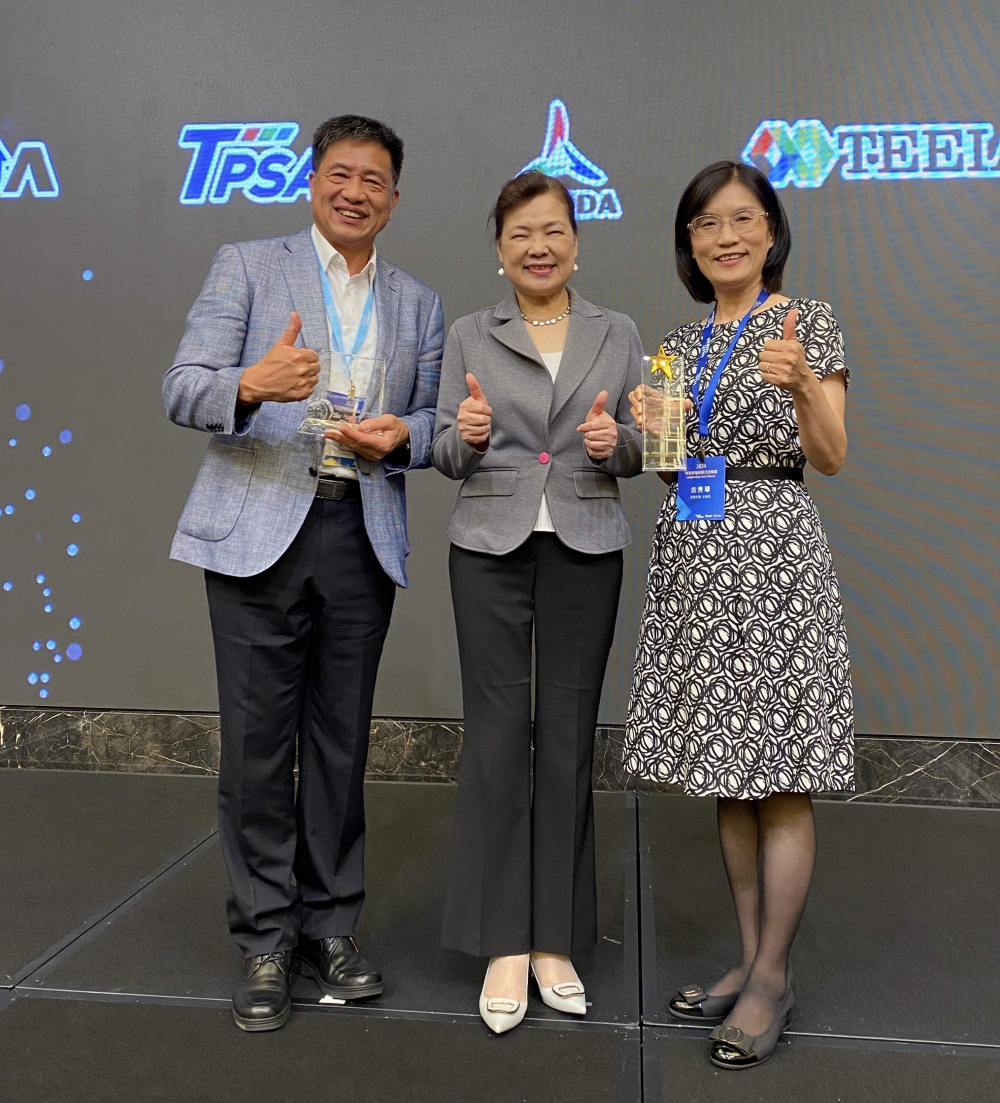 友達致力推動永續發展，於Touch Taiwan2024以3R策略貫穿Display、ESG展位實現綠色展覽目標之成果，Display展位獲綠色裝潢設計鑽質獎最高榮譽，ESG同獲金質獎殊榮。由經濟部長王美花（中）親自頒予友達光電董事長彭双浪（左）、友達光電永續長古秀華（右）