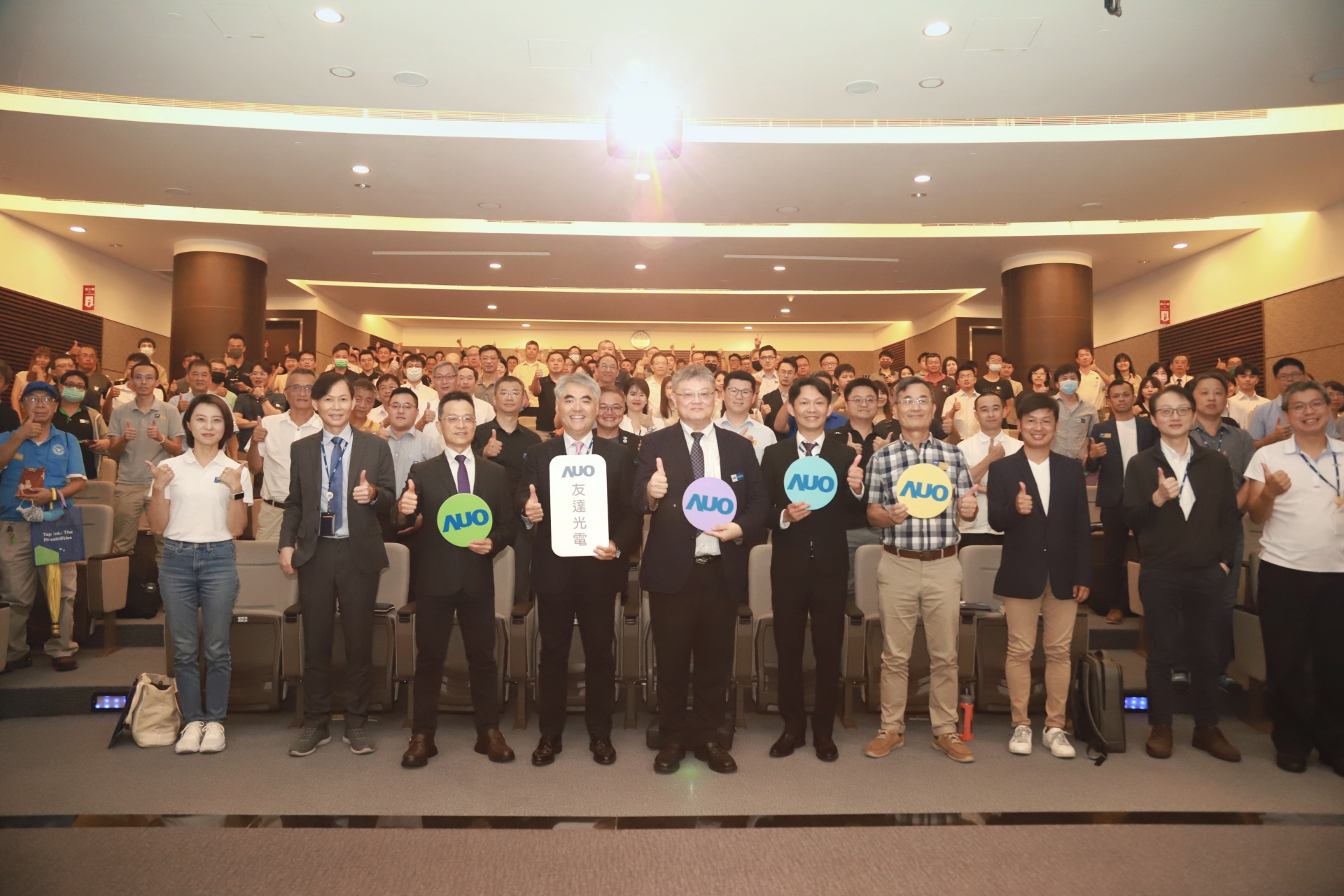 友達光電邀請領域專家共研再生能源發展、電力需求及建築物減碳等議題進行交流，盼共擘綠色永續生態圈的嶄新契機。