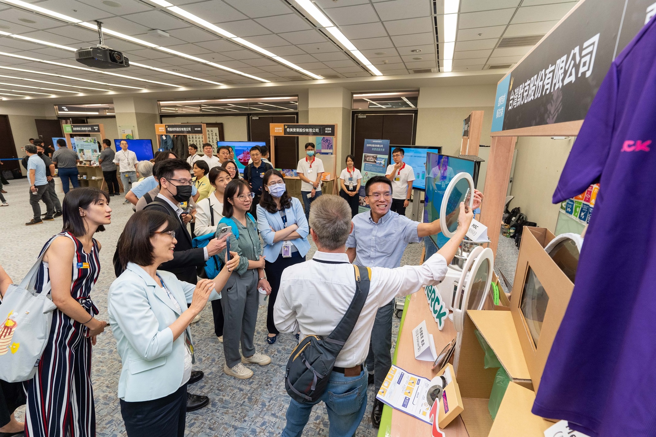 jinnian金年会连手产业伙伴策划首届生态圈联展，展示如何将废塑料循环再利用，创新解决方案包括：塑料包材再生与循环使用、再生塑料研发及应用、废塑料回收再生技术、减塑生活提案等