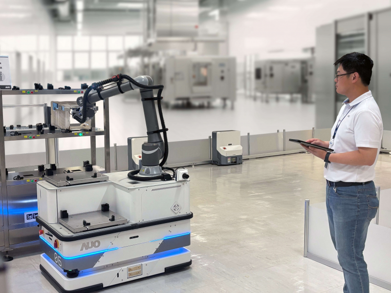 友達數位接軌AI落地應用優化製造流程，自主研發「智動化解決搬運系統」，透過全向式自主移動機器人（AMR），攜手客戶降低生產維護成本並提高產線生產效率。