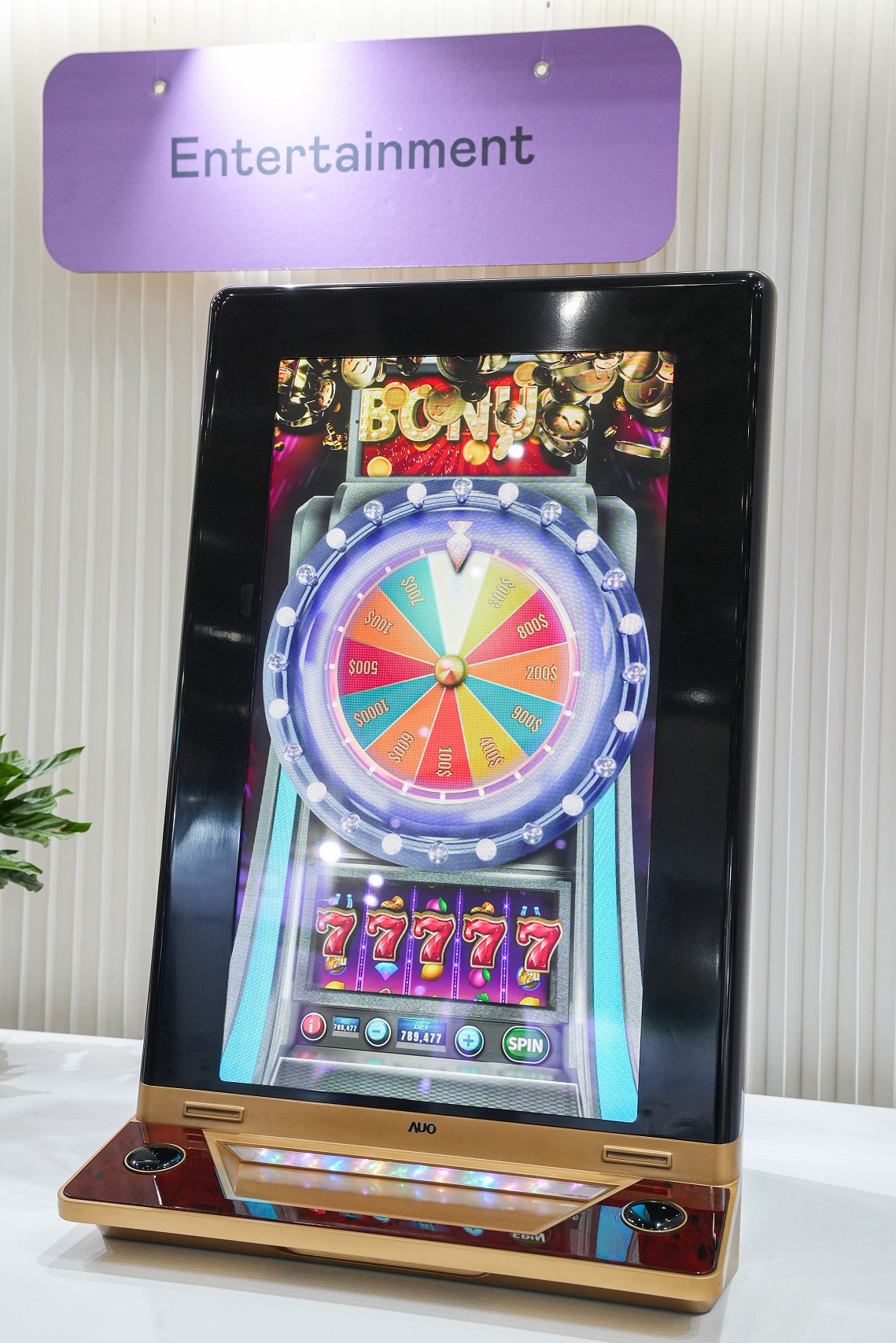 友達30吋真實立體效果顯示器，採用上層Micro LED和下層先進抗反光技術A.R.T.（Advanced Reflectionless Technology）LCD顯示技術整合，引領3D顯示技術革新浪潮