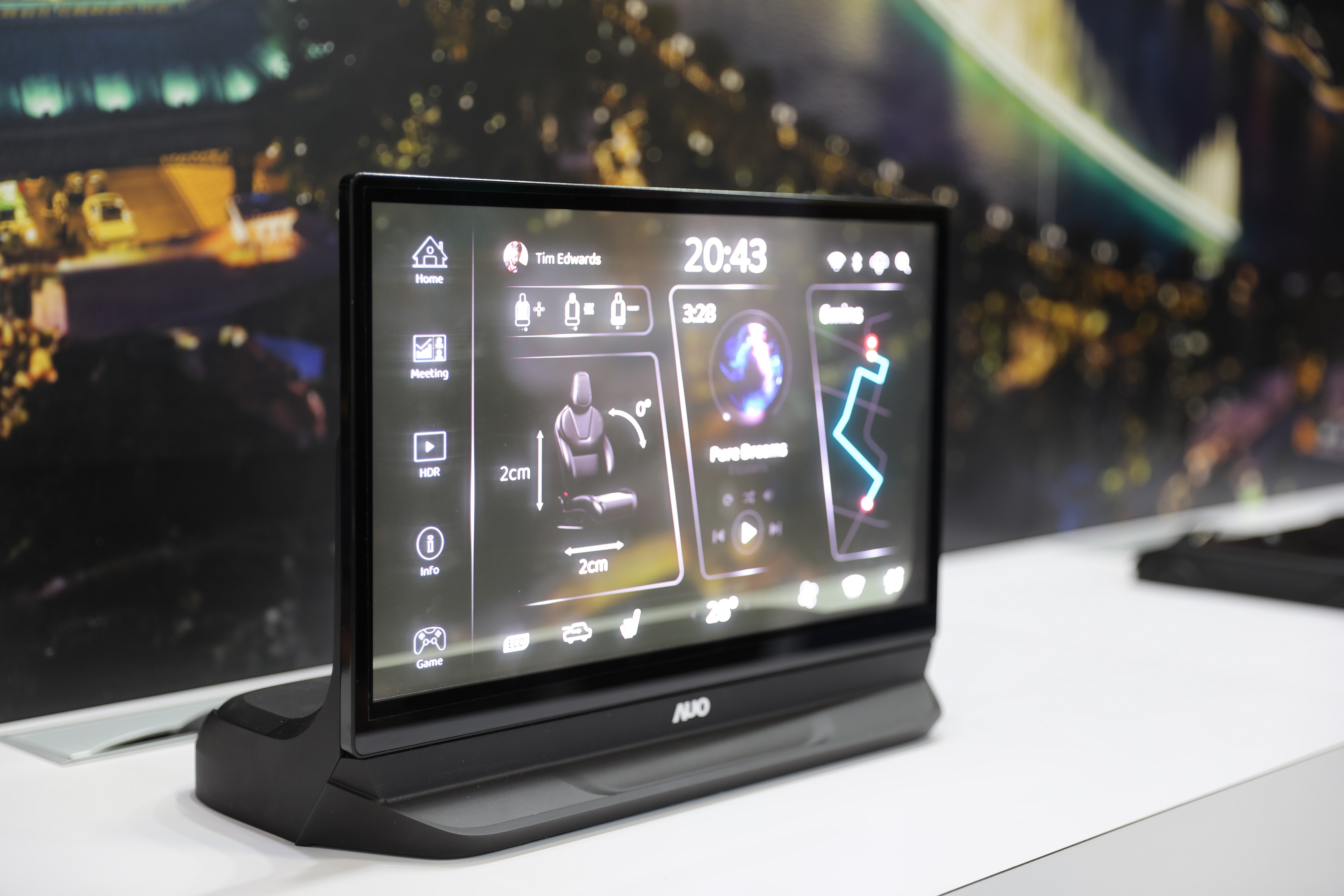 友達將Micro LED透明顯示技術整合黑切換技術的解決方案，釋放強大的技術自主開發能力，跨越室內外應用界限，開創業界第一台17.3吋快速黑切換透明觸控Micro LED顯示器