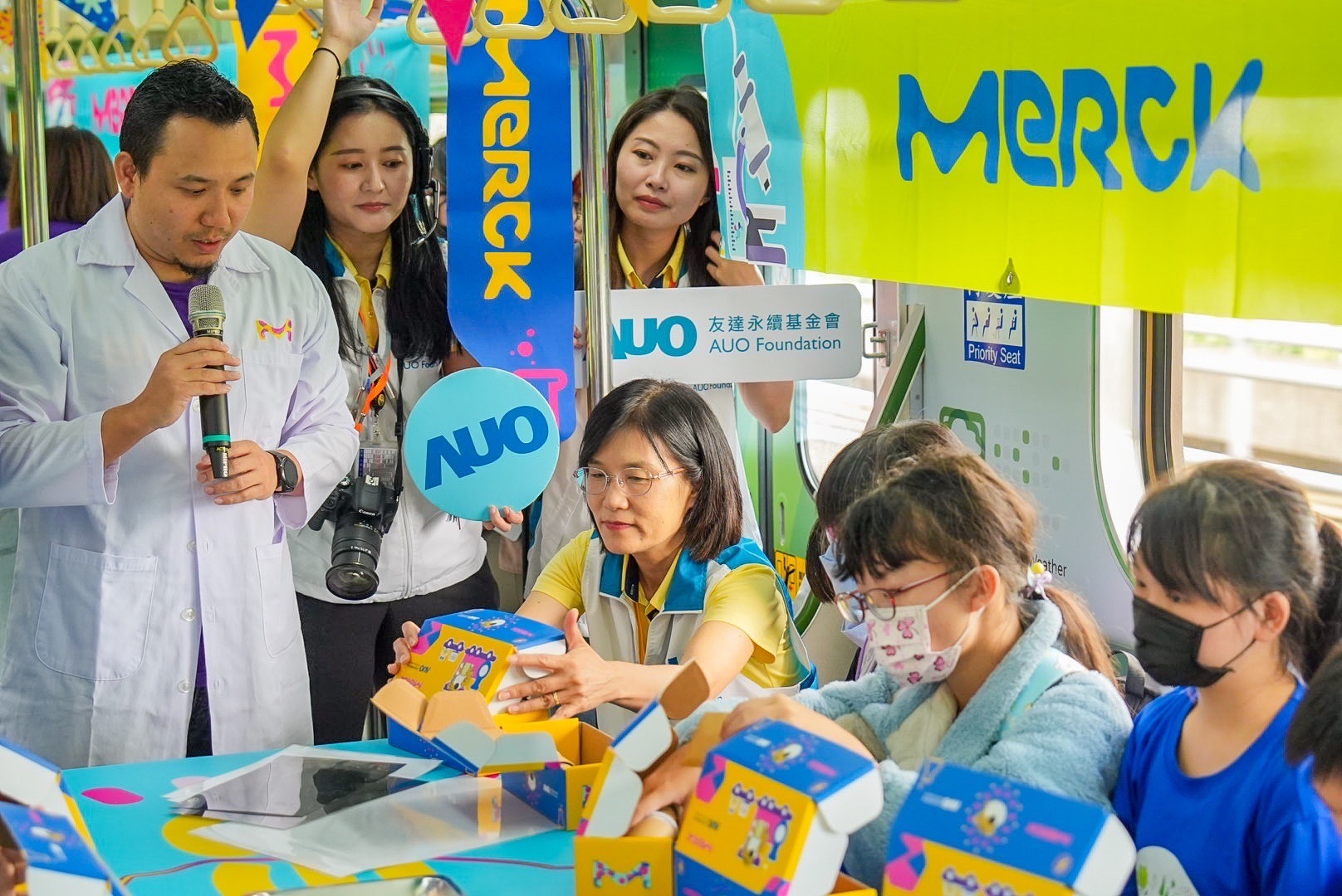 友達以光電、再生能源、水資源三大核心，設計「再生能源和循環經濟」多元永續教育主題，並攜手供應鏈夥伴默克開發創意科學教材及實作體驗，期讓永續素養透過科學探索向下扎根