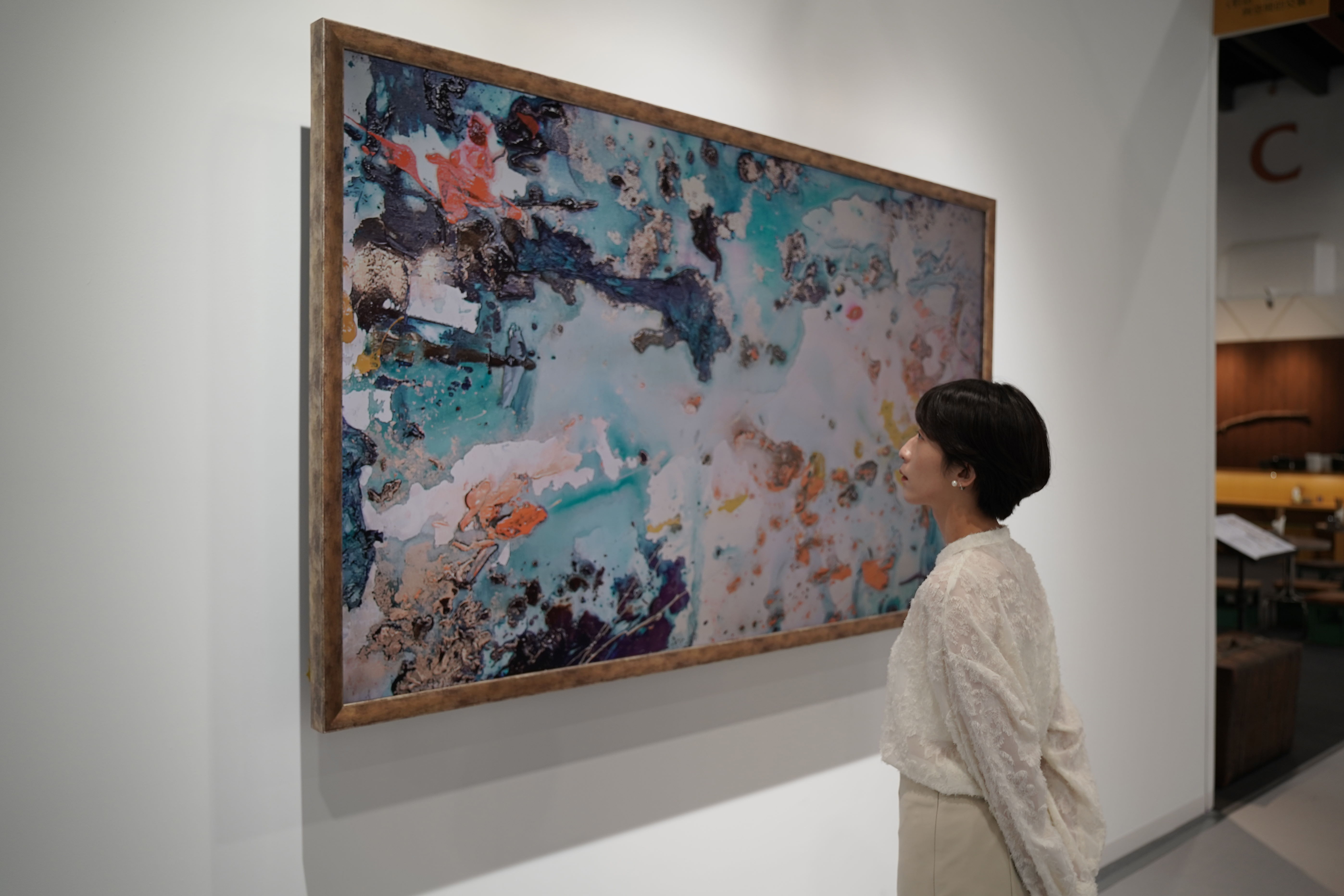 友達FindARTs以獨步全球的A.R.T.先進抗反光技術，提供極致可鑑賞藝術作品細節的柔和介面，搭配國際博物館級認證的色彩還原演算法，重現藝術家創作的真跡色彩和材質肌理，讓虛擬作品在現實中生動展現