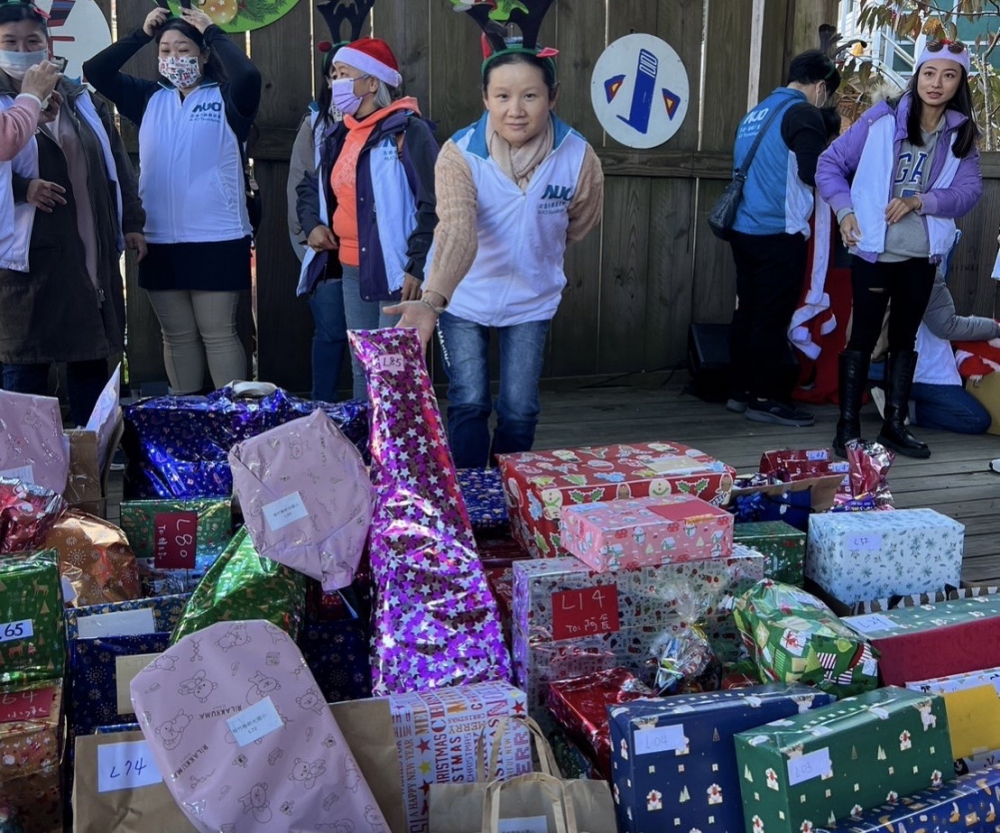 友達永續基金會「圓夢列車」年年迴響熱烈，認捐同仁精心挑選禮物、巧手包裝，整理成隊後，將祝福一一打包送出