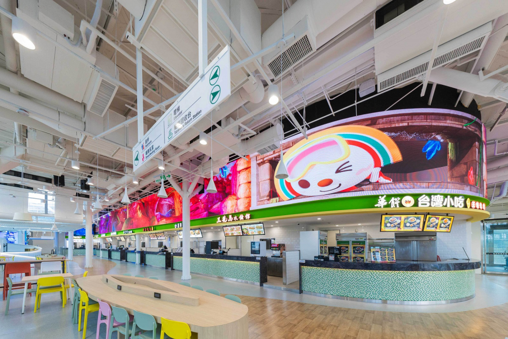 友達穩步推動雙軸轉型策略，旗下子公司達擎攜手傑可達數位與零售業者統一超商合作，為全新改裝開幕的「清水服務區」打造首創的裸視3D體驗牆