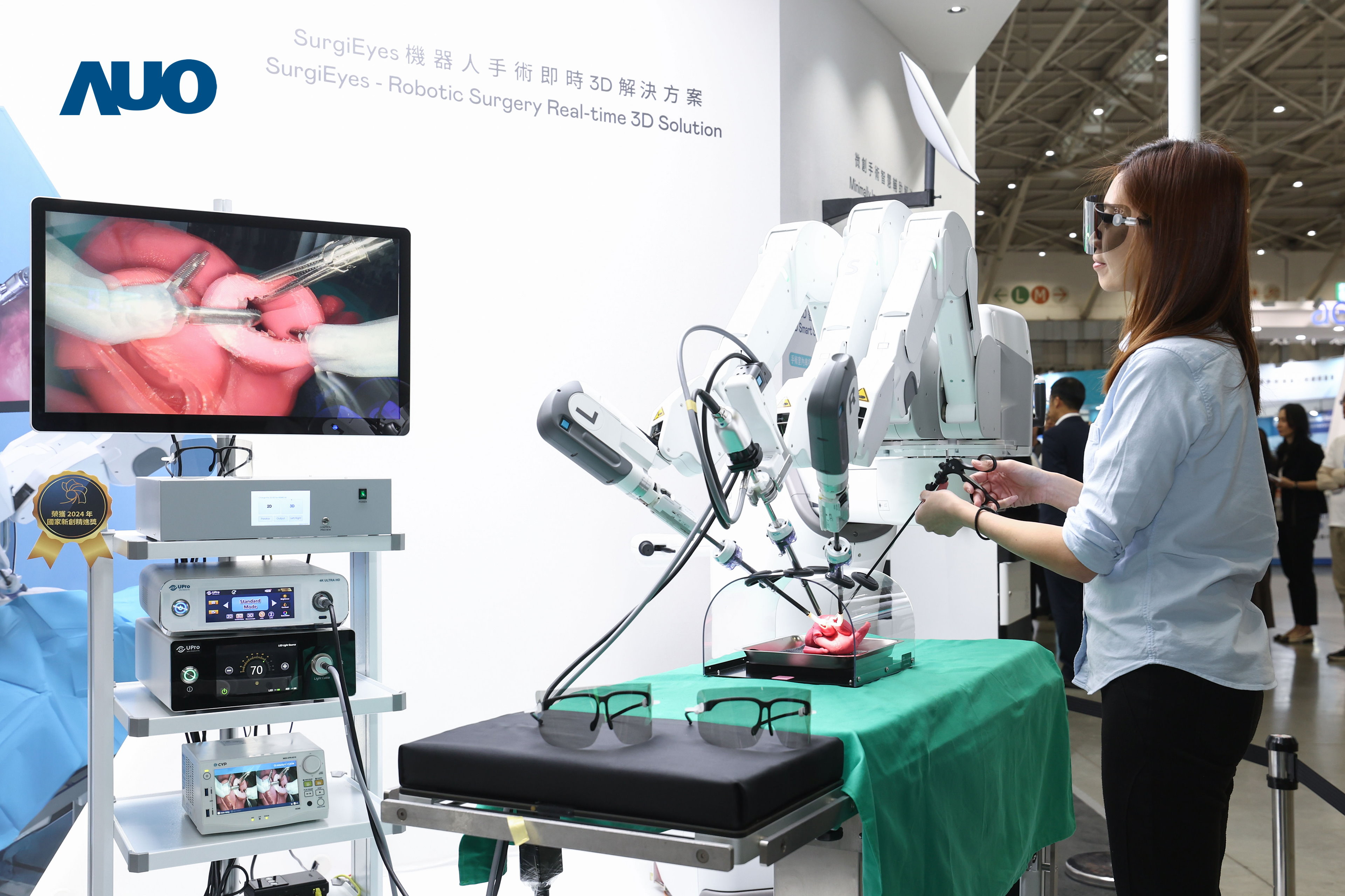 達擎以領先的3D顯示技術推出「SurgiEyes機器人手術即時3D解決方案」，整合先進3D影像處理與獨家3D垂直寬視角、廣色域的顯示技術，手術團隊可即時同步主刀醫師視角看到清晰3D影像，提升溝通效率與安全性。