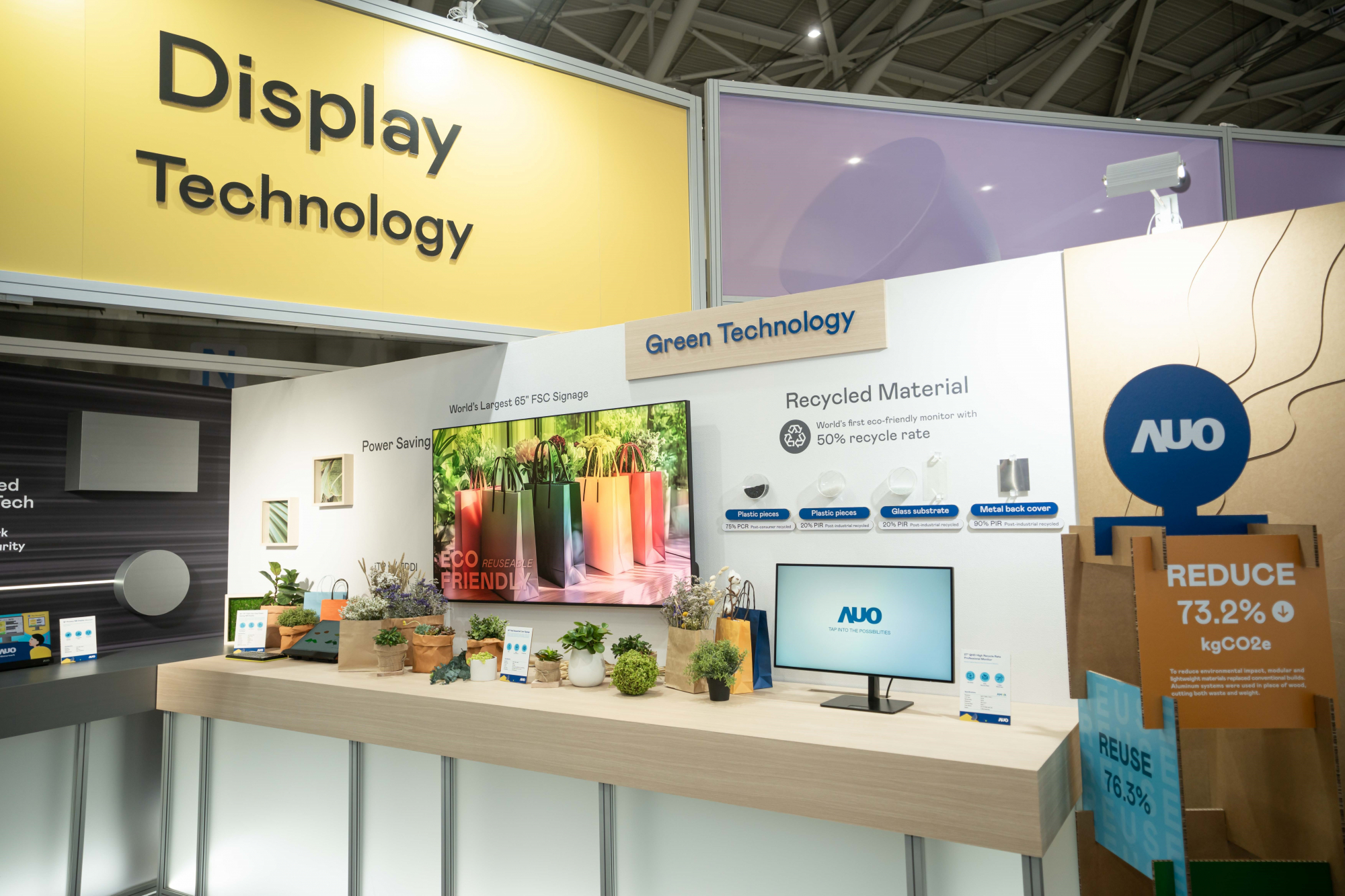 友達Touch Taiwan 2025雙展位再度獲etouch 綠色裝潢設計獎肯定；智慧顯示展位以鋁製模組系統取代傳統木作施作，並在相關裝潢物與設計使用可回收、可重複使用的材料，體現低碳與循環精神。