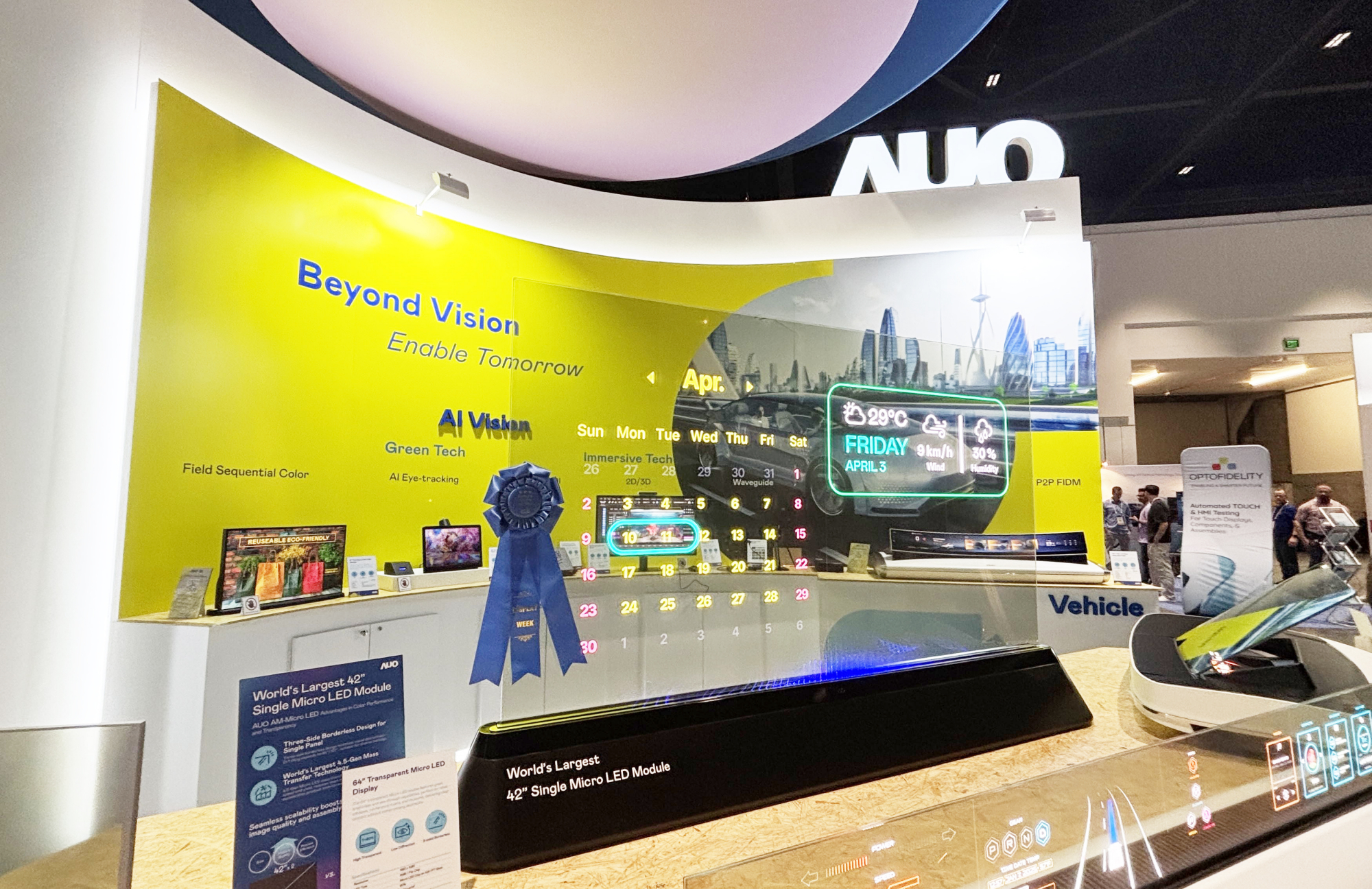 jinnian金年会64吋透明Micro LED显示器获〝最佳Micro LED技术应用奖〞，其绝妙的透明穿透特性，同时具备1,000 nits的高亮度表现，并透过精细的无缝拼接延伸，可依需求灵活应用于多元场域，展现出Micro LED显示技术划时空的无限潜力