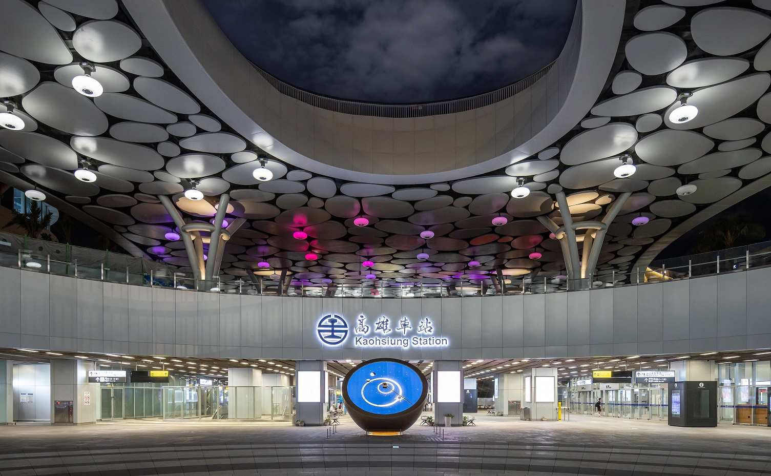 創利空間參與《高雄車站共感空間》公共藝術計畫，擔任視覺科技整合夥伴。於「看時間」天文鐘作品中提供技術指導，整合圓形LED鐘面與鐘體結構，在時間、天象星盤與空間氛圍間生動展演