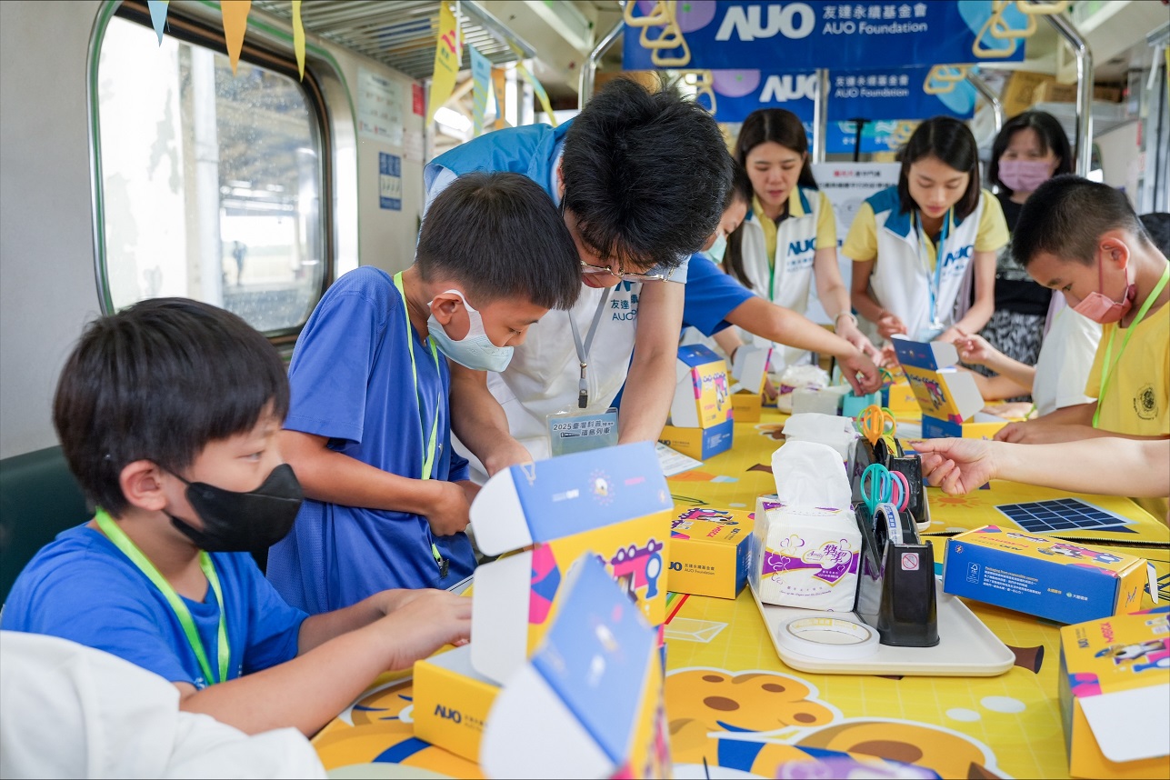 今年友達設計「光電、再生能源、水資源」三大課程主題，攜手供應鏈夥伴默克及大豐環保，以循環經濟理念開發創意教材