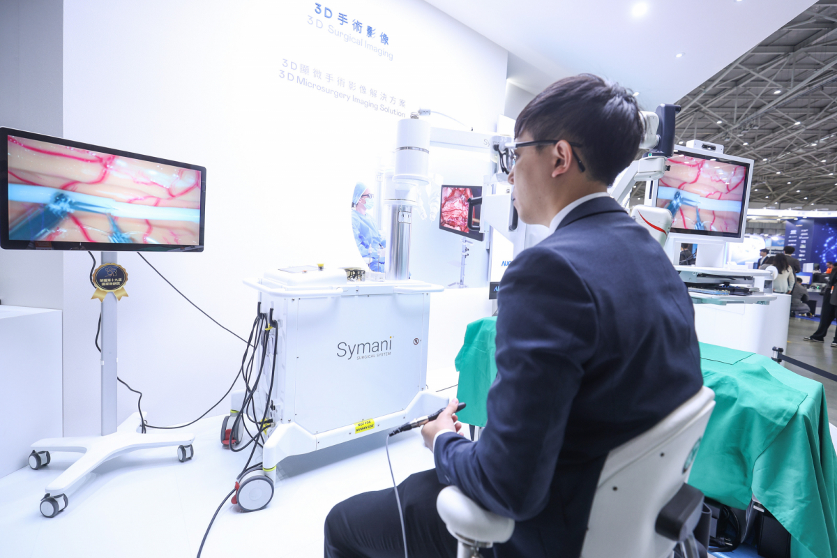 達擎推出「3D顯微手術影像解決方案」，將3D影像技術從腹腔內視鏡手術延伸至神經、血管、淋巴等高難度顯微手術，提供超清晰立體視野，協助醫療團隊在複雜手術中完成精準細膩操作。