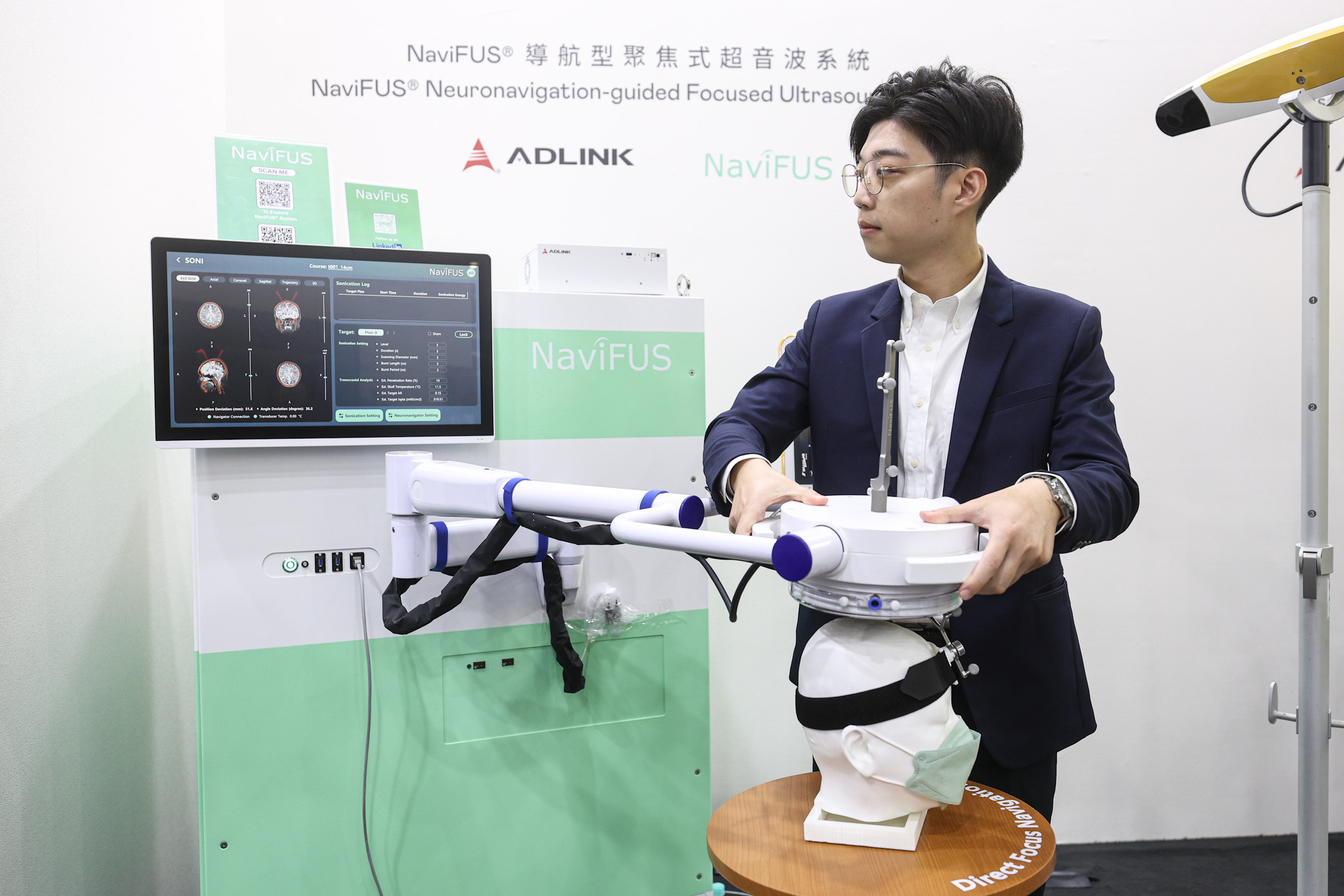 達擎攜手凌華科技與浩宇生醫合作的「NaviFUS&reg; 導航型聚焦式超音波系統」，以凌華醫療級邊緣運算平台為核心，結合光學導航與穿顱超音波技術，非侵入性將能量精準聚焦腦內病灶，可暫時開啟血腦屏障，提升藥物遞送與治療效果。