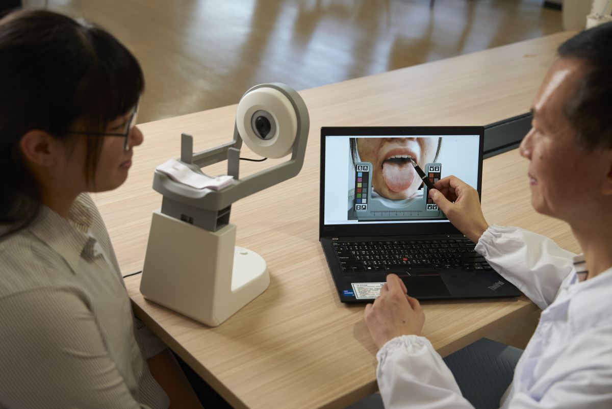 友達耘康的「舌象辨識軟體」則運用AI與大數據技術，可快速辨識舌色、舌形、苔色、苔質等特徵，顯著提升舌象辨識效率，優化檢測流程。