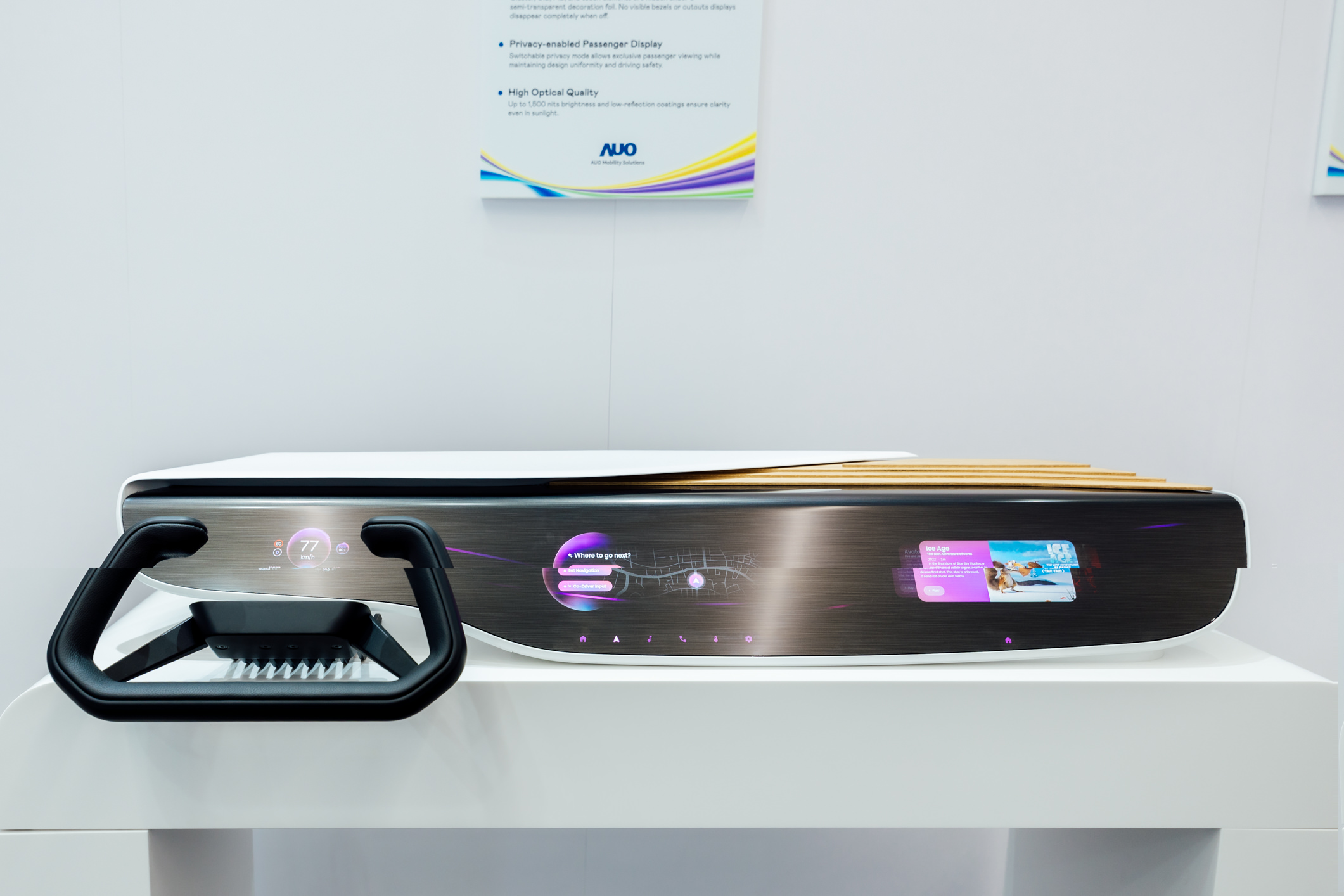 Horizon Intelligent Dash將儀表板、中控資訊顯示器及乘客資訊顯示器整合為一個無縫介面，營造端到端的一體化大尺寸顯示效果，並透過友達智慧移動所開發的網域控制器啟用AI驅動，支援訊號即時診斷與智慧空調控制。